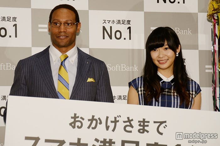 (左から)ダンテ・カーヴァー、指原莉乃