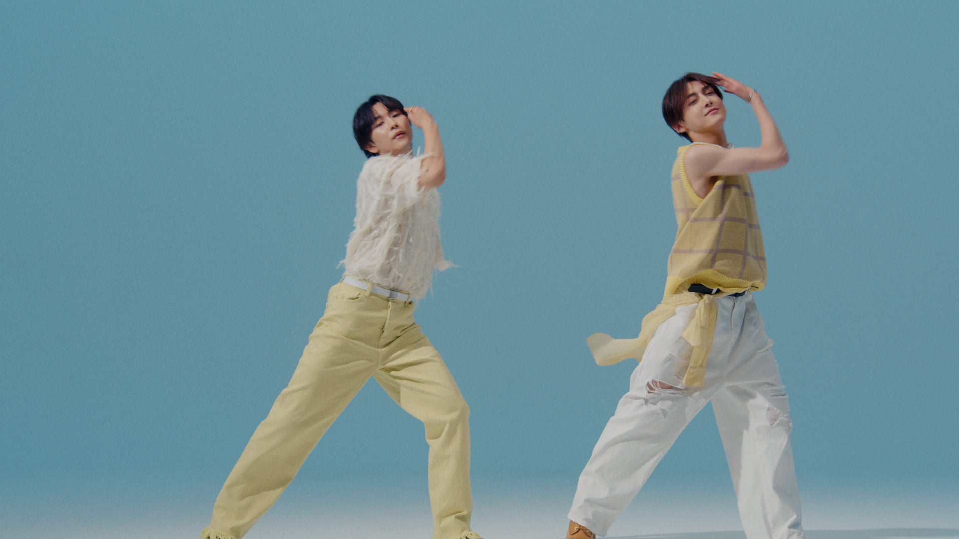 新Web CM「ROIROM 新たなデビュー」篇より（提供写真）