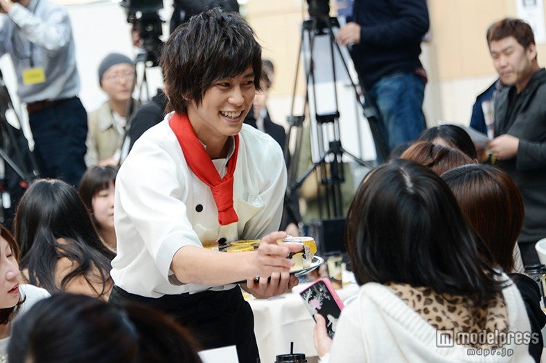 ファン一人一人に「窯出しとろけるプリン」を直接手渡しでプレゼント