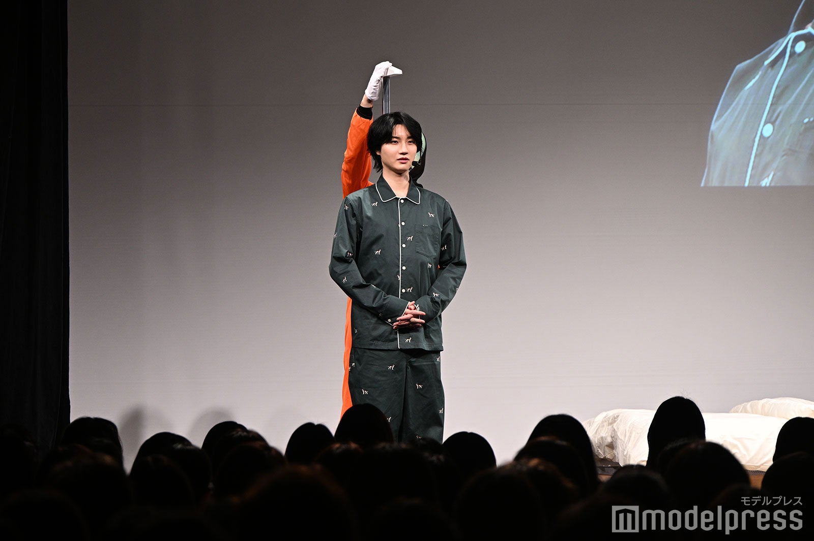 身長＆体重をはかる桜田通（C）モデルプレス