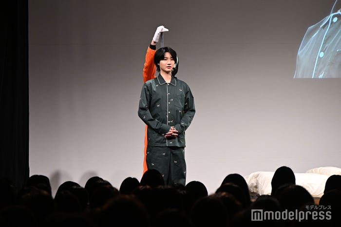 身長&体重をはかる桜田通(C)モデルプレス