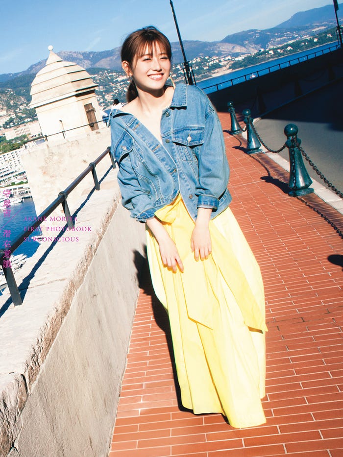 守屋茜1st写真集「潜在意識」楽天BOOKS限定版表紙(撮影/桑島智輝)