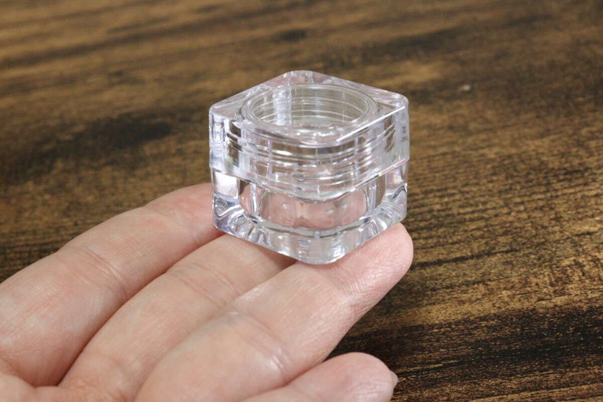 ダイソー クリームケース ダイソーの四角い詰め替え容器