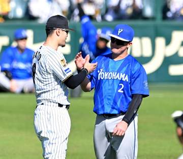 阪神・佐藤輝明とDeNA・牧秀悟が握手→ハグ 試合前の外野で口元緩ませる 20年ドラフト同期の2人が試合前に健闘誓う
