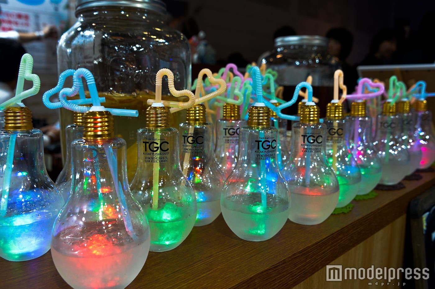 “pikapikaウォーター”が注目の的に (C)モデルプレス