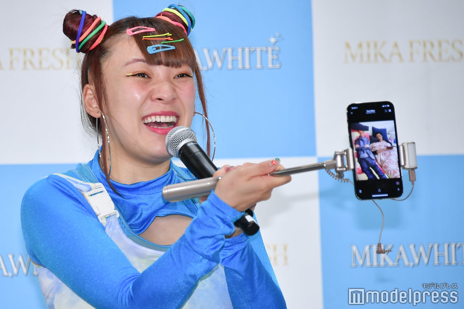 報道陣に写真を見せるフワちゃん （C）モデルプレス