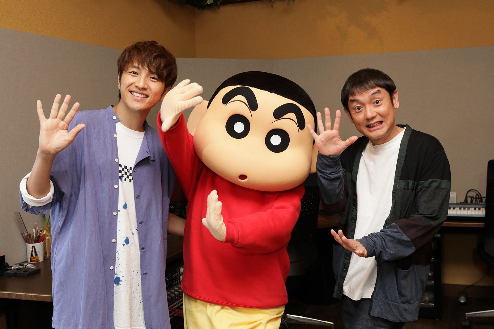 北川悠仁、しんちゃん、岩沢厚治 （C）臼井儀人／双葉社・シンエイ・テレビ朝日・ADK