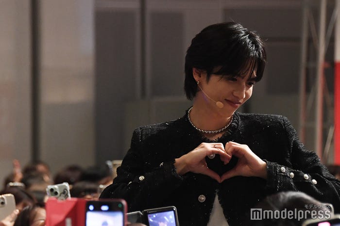ハートポーズのリクエストに応える志尊淳(C)モデルプレス