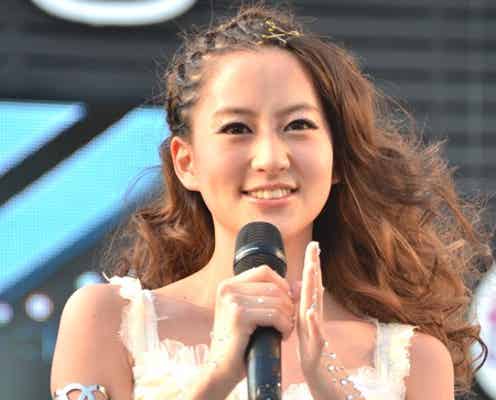 河北麻友子、超ミニドレスで美脚あらわに 迫力のある歌声披露
