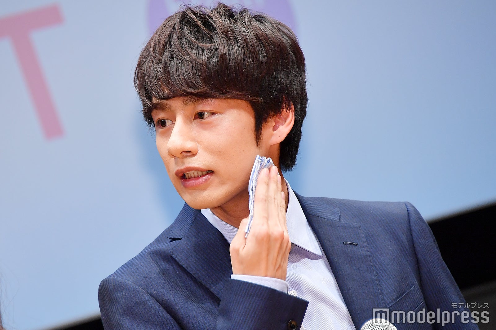 汗を拭う中丸雄一 （C）モデルプレス