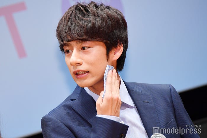 汗を拭う中丸雄一 (C)モデルプレス