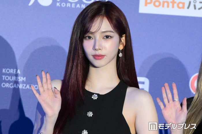 aespaカリナ、キャミワンピで夜桜鑑賞「透明感爆発」「スタイル抜群」の声