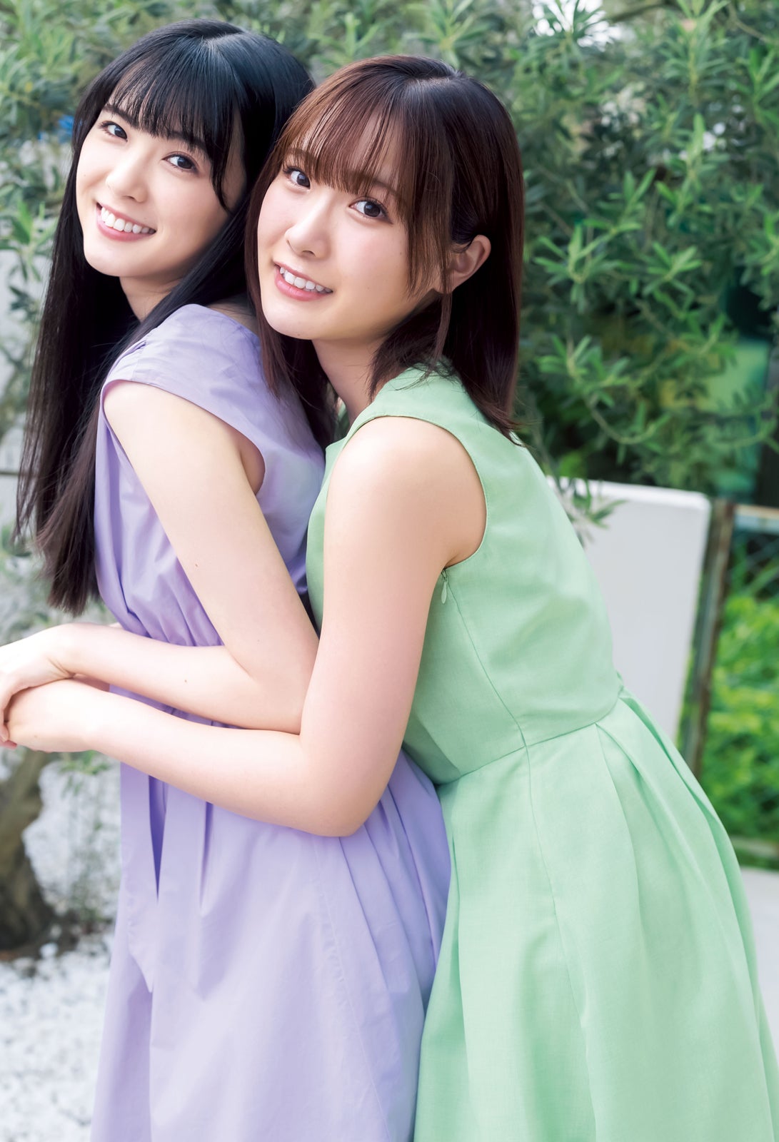 「ラブライブ！」ユニット・Liella！結那＆坂倉花、ノースリーブワンピで密着ハグ ほっそり二の腕輝く