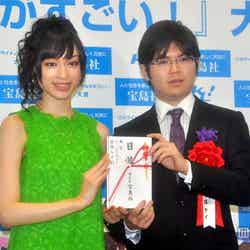 （左から）栗山千明、大賞受賞者の紫藤ケイ