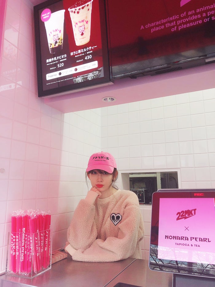 プレオープン中に来店した小嶋陽菜／画像提供：ノナラパール