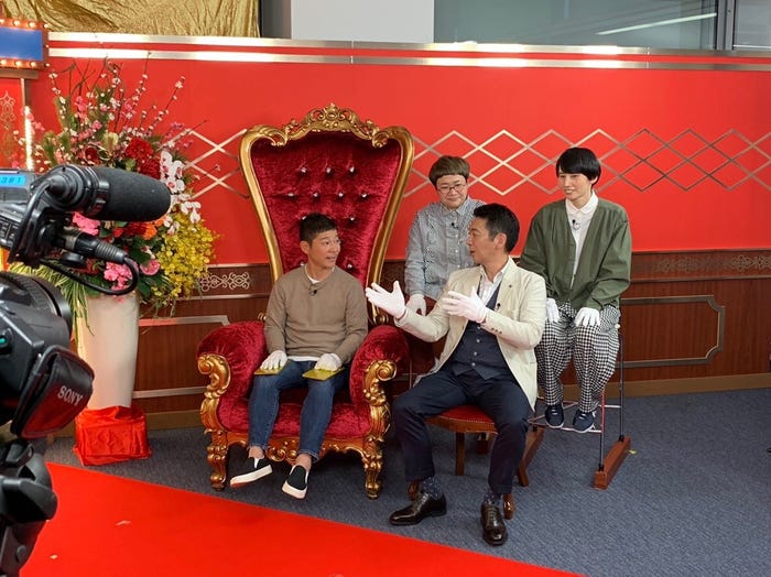 前澤友作氏、近藤春菜、宮根誠司、箕輪はるか(C)読売テレビ