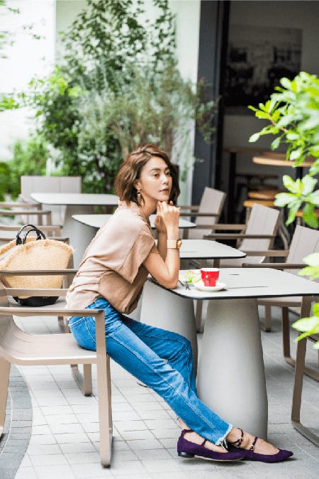 キャメルドルマンブラウス¥6,900/アンデミュウ(アダストリア) カットオフデニムパンツ¥22,000/スタニングルアー(スタニングルアー 青山店) ピアス¥13,840/チビ・ジュエルズ(チビジュエルズ・ジャパン) レザーバングル¥11,000/ELLA AMIW(アミウ 新宿ルミネ1) カゴバッグ¥13,800/ミーアンドハー(キャセリーニ) フラットパンプス¥35,000/ダブルスタンダードクロージング アクセソワ(フィルム)(C)TOPLOG