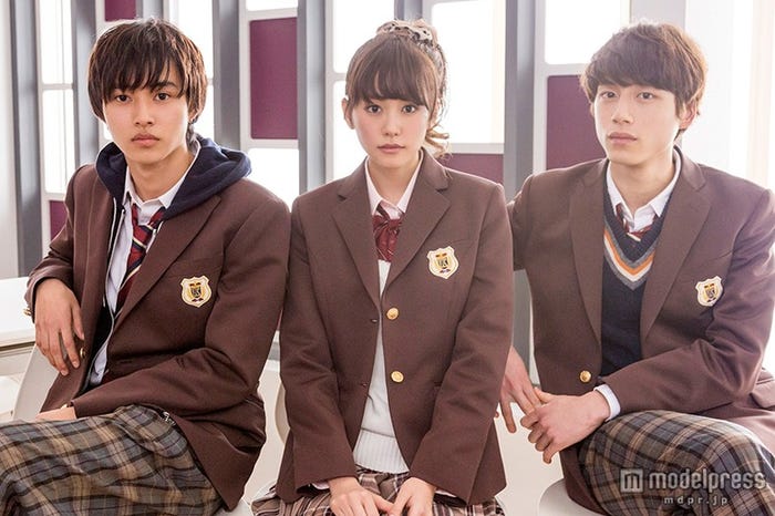 オリジナルの制服を着こなしたキャスト陣(左から)山崎賢人、桐谷美玲、坂口健太郎(C)2015 映画「ヒロイン失格」製作委員会