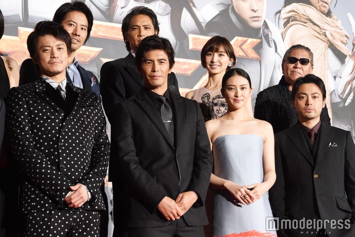 (下段左より)小栗旬、伊藤英明、武井咲、山田孝之(上段左より)ケイン・コスギ、加藤雅也、篠田麻里子、三池崇史監督(C)モデルプレス
