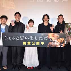 （左から）松居大悟監督、屋敷裕政、伊藤沙莉、池松壮亮、永瀬正敏 （C）2022『ちょっと思い出しただけ』製作委員会