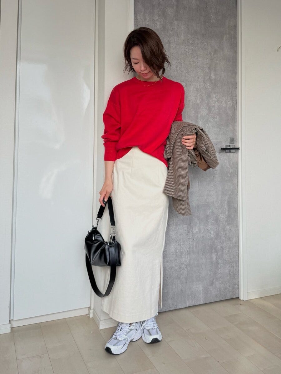 ユニクロスムースコットンクルーネックセーターとアイボリースカートコーデ