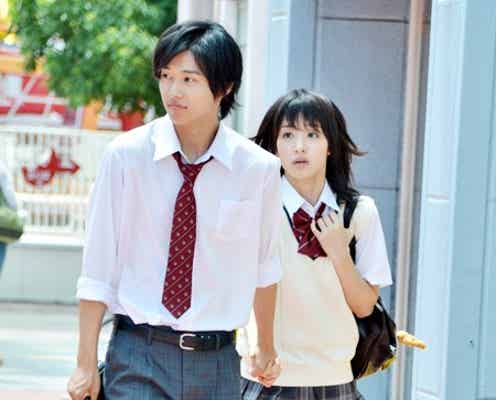 剛力彩芽、イケメン俳優と手つなぎデート