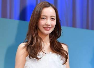 「まだ現役JKいける」「問題児2人組」板野友美 元AKB48仲間と「平成ギャル」姿でパシャリ