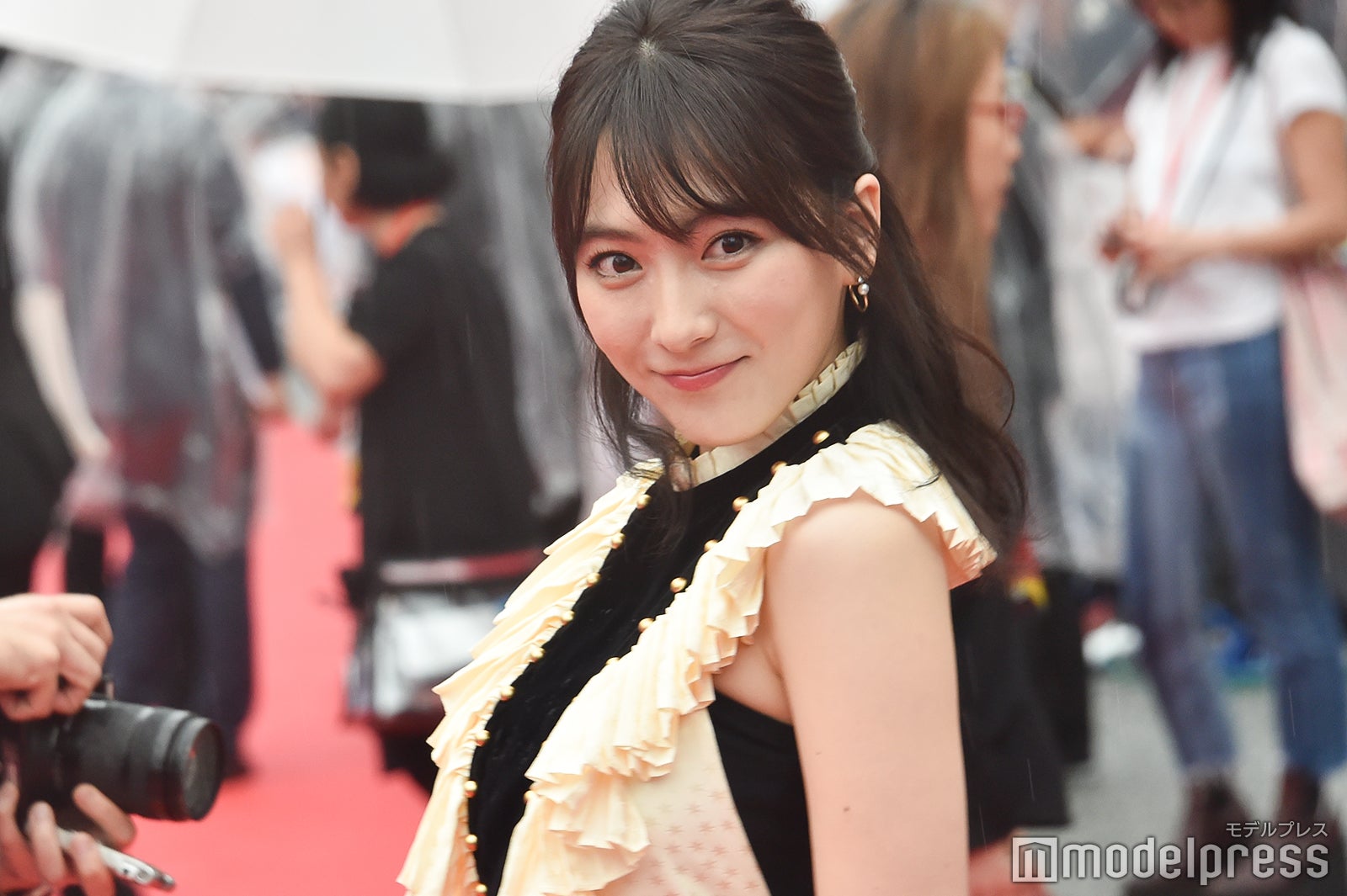 知英、背中ざっくりドレスでファンと親密交流　初レッドカーペットの心境は？＜第10回沖縄国際映画祭＞