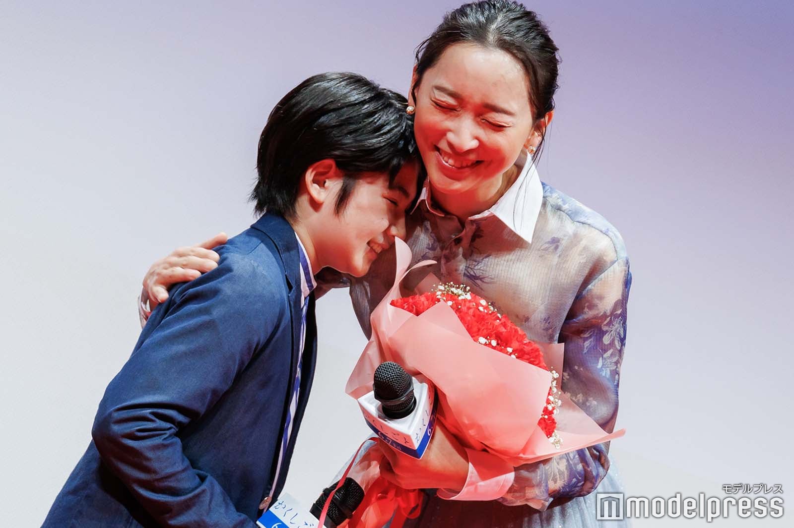 中須翔真をハグする杏（C）モデルプレス