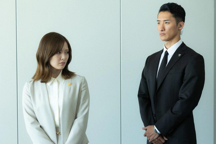 白石麻衣、岩本照「恋する警護24時」第1話より(C)テレビ朝日
