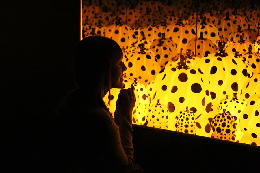 草間彌生美術館 ミラールーム 暗闇に瞬くかぼちゃ