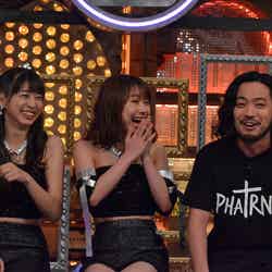 （左から）牧野真莉愛、石田亜佑美、R‐指定（C）日本テレビ