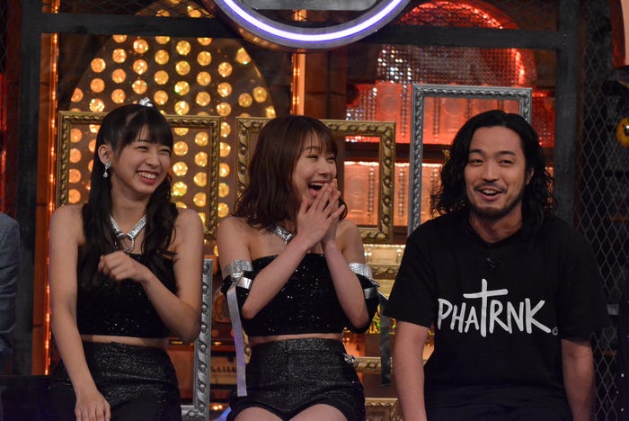 (左から)牧野真莉愛、石田亜佑美、R‐指定(C)日本テレビ