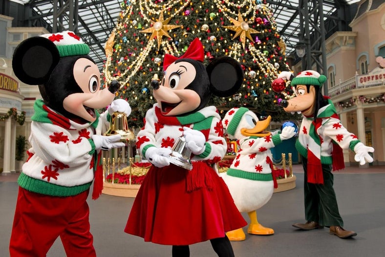 ミッキー＆ミニーが飾り付け　TDLクリスマスツリー完成