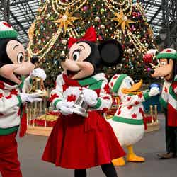 ワールドバザールのクリスマスツリーを飾り付けるディズニーの仲間たち（C）Disney