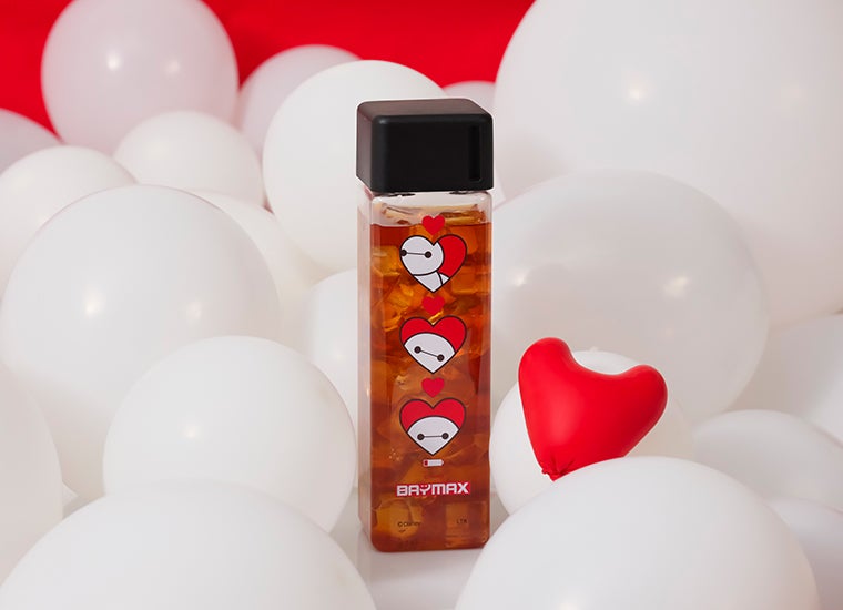 アイスティー税込690円／スクエアボトル税込1,650円（C）Disney