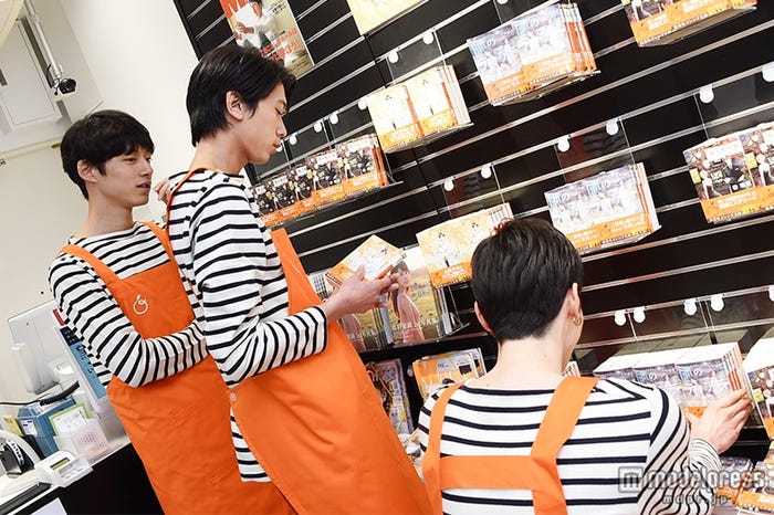 (奥より)坂口健太郎、高橋義明、守屋光治