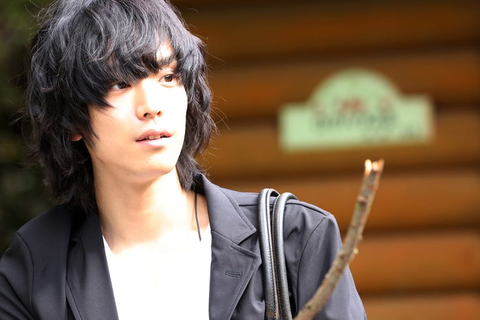 黒羽麻璃央(C)2019 映画「恐怖人形」製作委員会