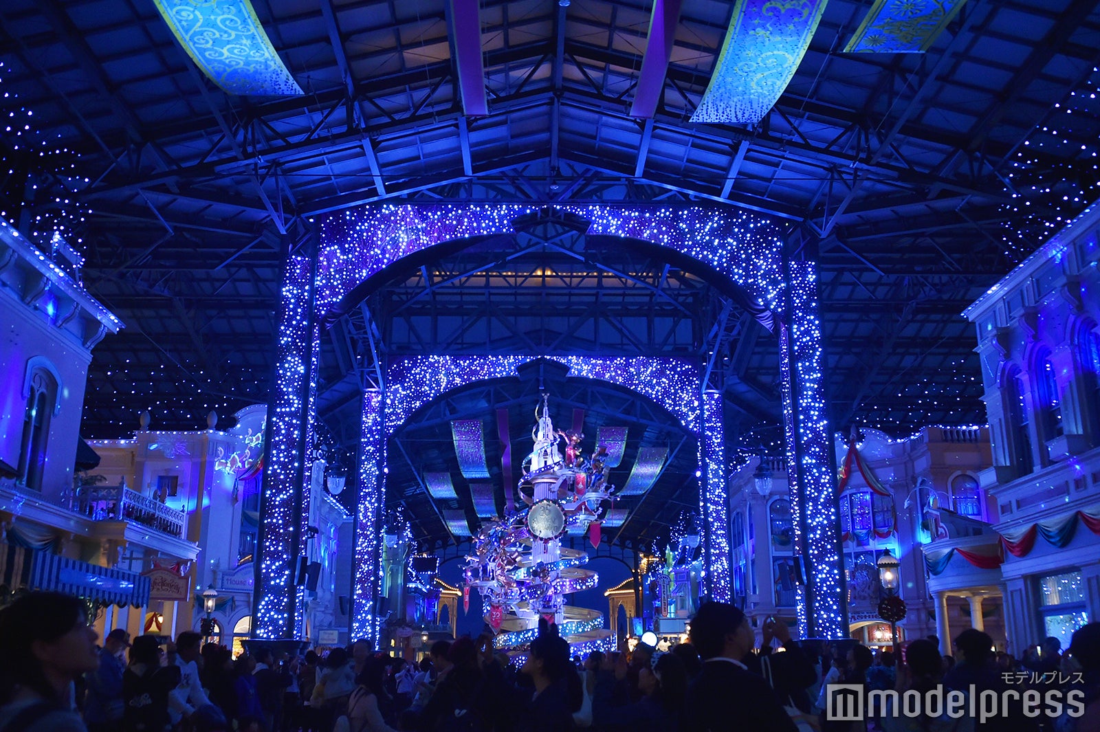 「セレブレーションストリート」クリスマスバージョン （C）モデルプレス（C）Disney