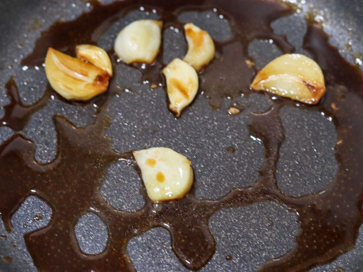 肉を取り出したフライパンでしょうゆとみりんを煮立てている様子