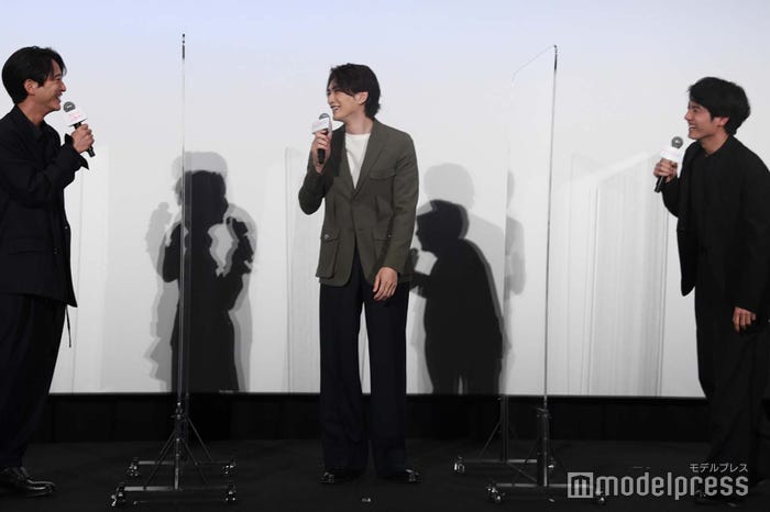 浅香航大だけ再会しても落ち着いていたとツッコむ町田啓太、赤楚衛二 (C)モデルプレス