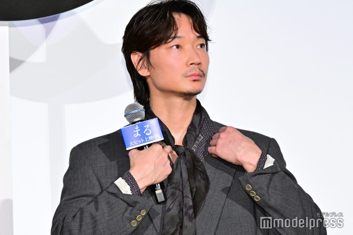 開始数分で汗だくになってしまった綾野剛(C)モデルプレス