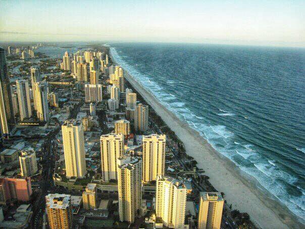 高層ホテルから見下ろすゴールドコースト海岸沿いの風景（参加者撮影）