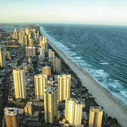 高層ホテルから見下ろすゴールドコースト海岸沿いの風景(参加者撮影)