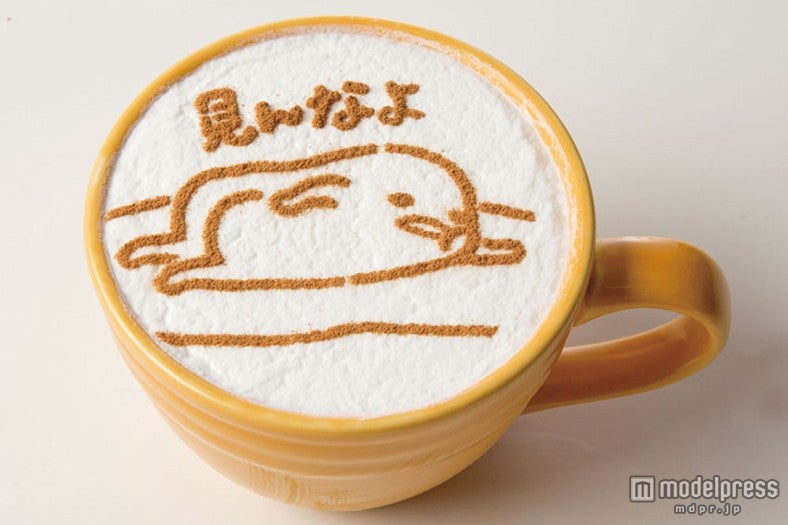 「ぐでらてアート チャイらて（HOT）」600円（税抜）／画像提供：クリエイト・レストランツ・ホールディングス、サンリオ