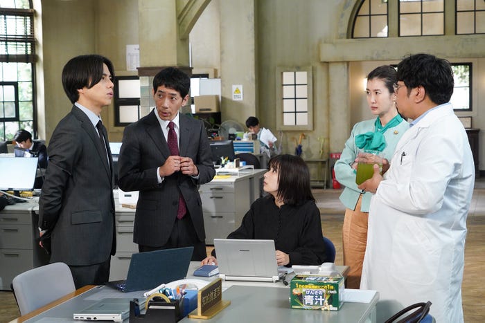 重岡大毅、野間口徹、芳根京子、ともさかりえ、諏訪雅「それってパクリじゃないですか?」第7話より(C)日本テレビ