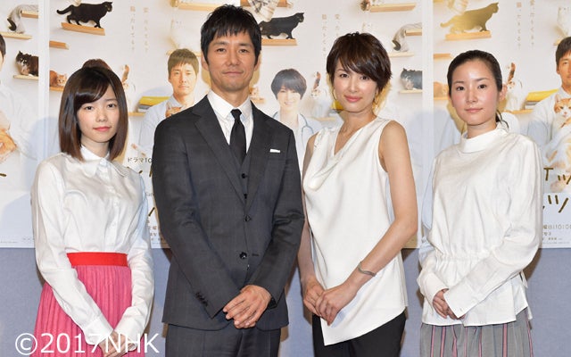 西島秀俊 かわいい猫に癒やされて と笑顔 ブランケット キャッツ モデルプレス