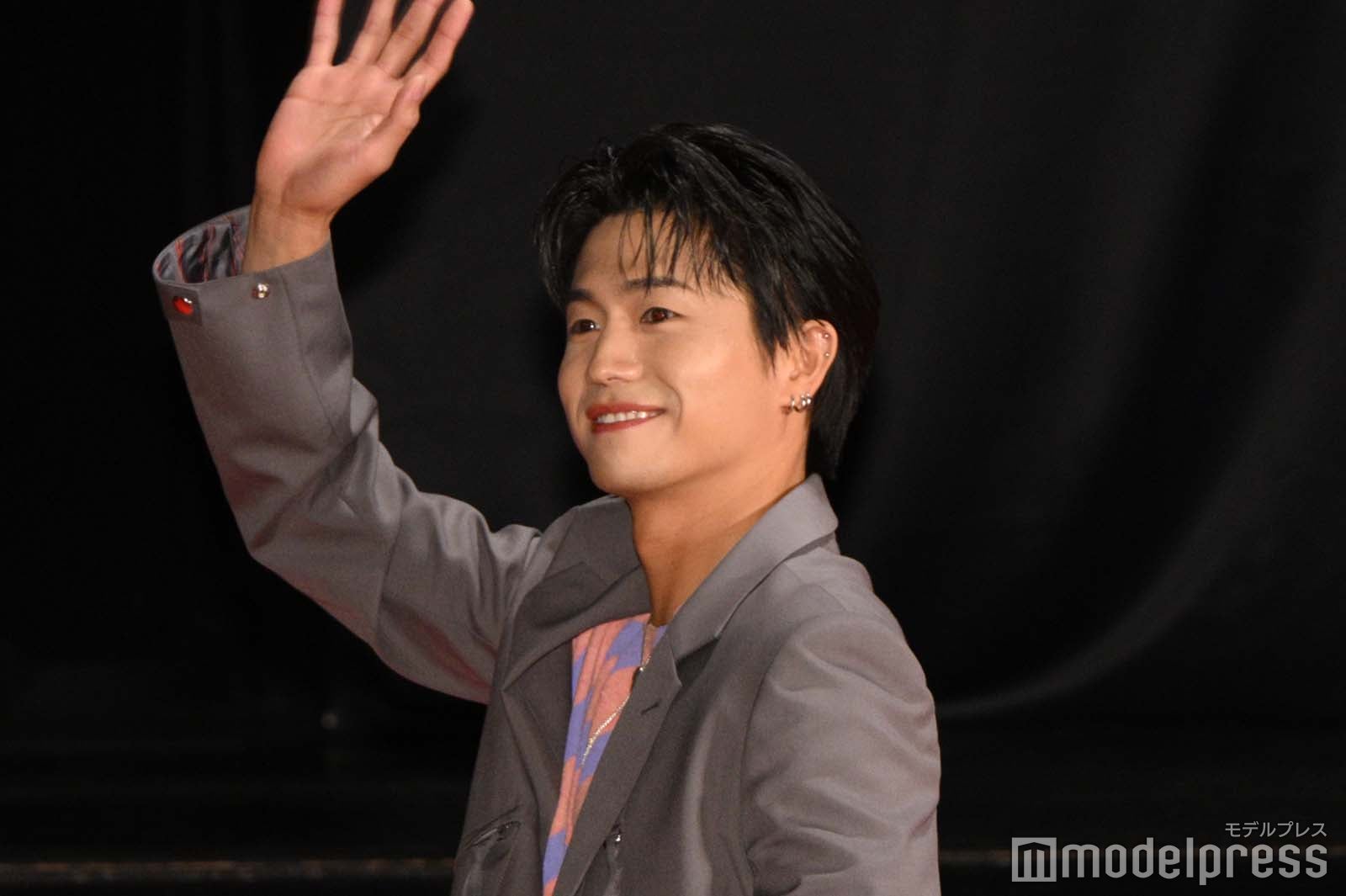 ファンサ振りまく瀬口黎弥（C）モデルプレス