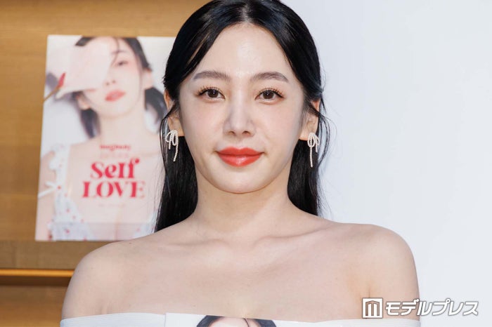 MEGBABY、斬新ロングブーツから美脚スラリ「どうなってるの？」「思わず二度見」