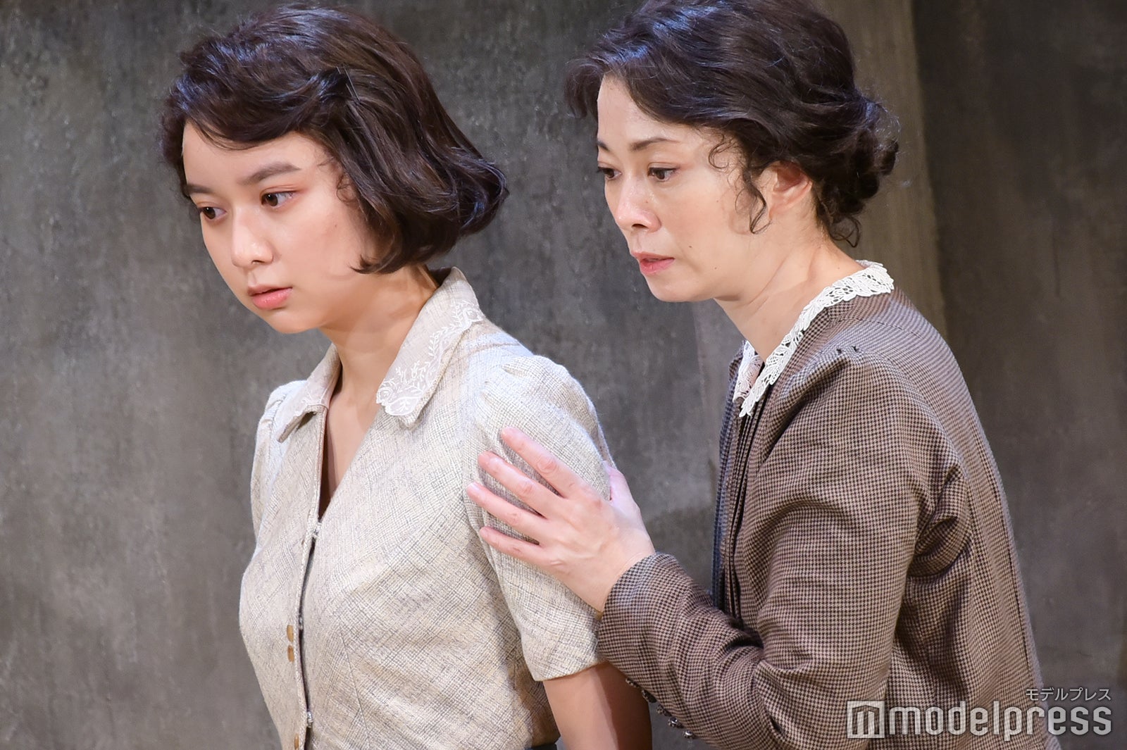 （左）上白石萌歌／公開フォトコールの様子（C）モデルプレス